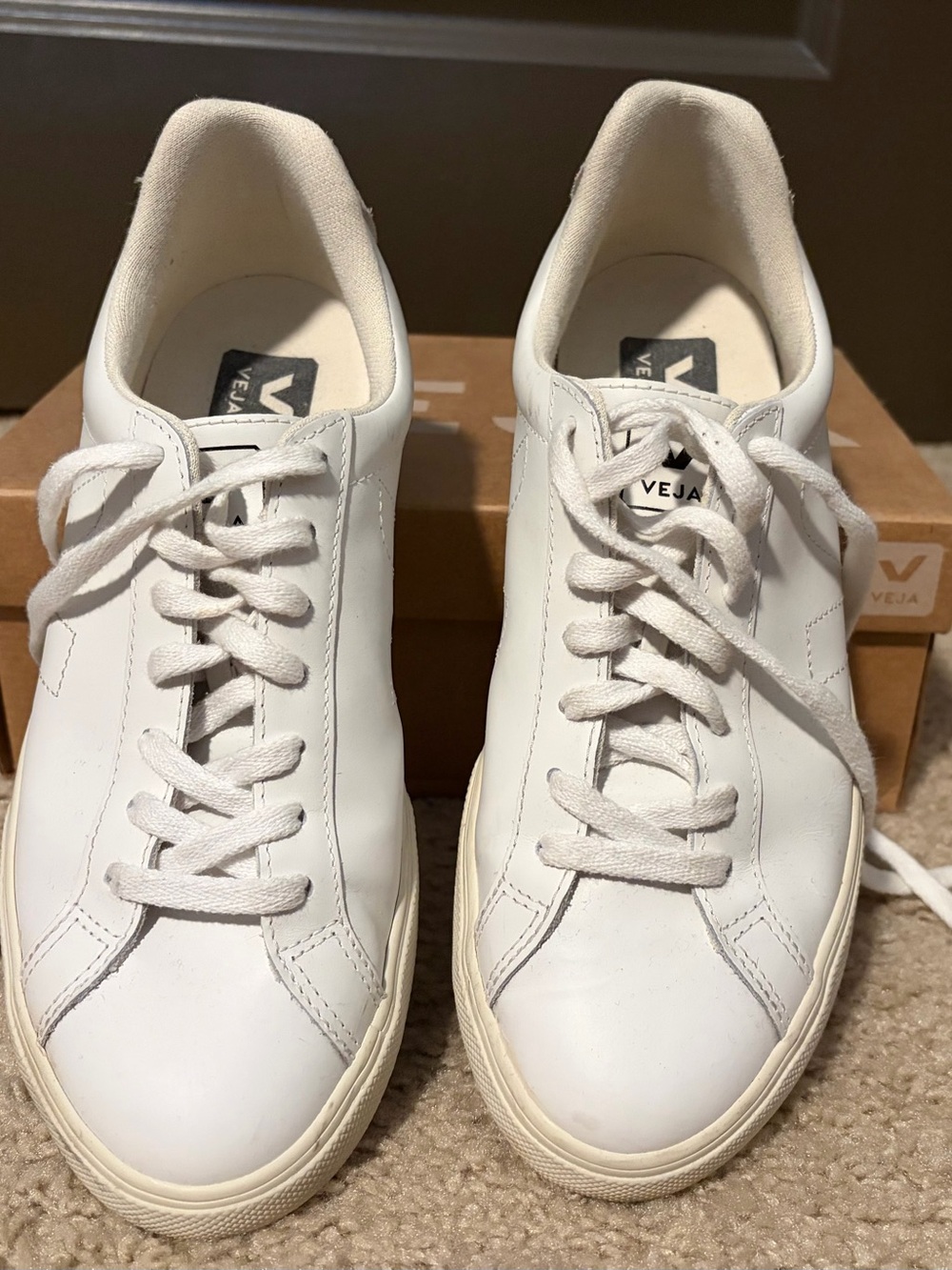 Veja Womens White Leather Sneakers - Minimal Low-Top - Picture 2 of 7